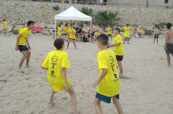 Jornada plena d’activitats d’handbol per part del CE Tortosa a la Platja de les Avellanes de l’Ampolla