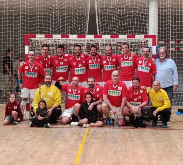 Els veterans del CE Tortosa d’handbol fan història